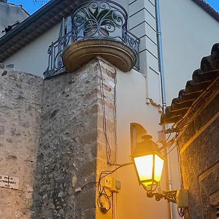 - Place Des Arcades
