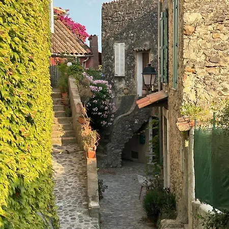 - Place Des Arcades Biot
